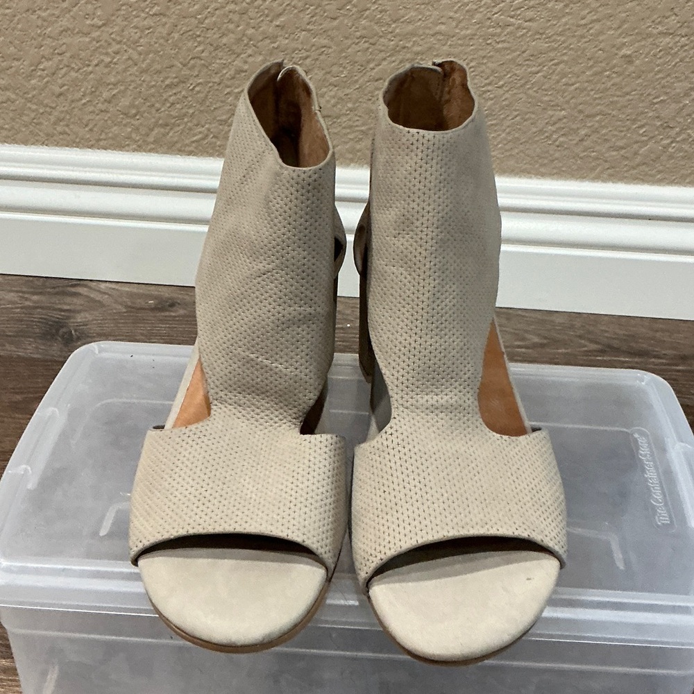Kenneth Cole Beige Open-Toe Sandals